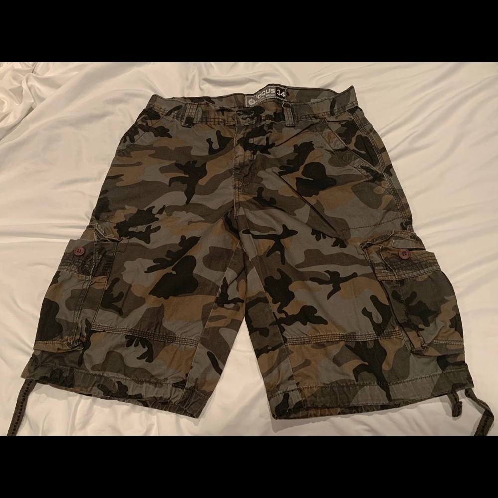 Men’s army cargo shorts. Size 34. Like new!!!